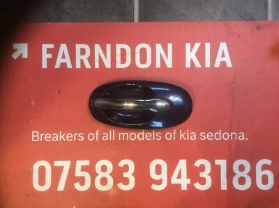 MANIJA DE PUERTA TRASERA CORREDERA LATERAL TRASERA KIA SEDONA OSR DRIVERS EN AZUL Y CROMO Foto 1 de 2