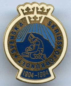 Spilla distintivo Svezia associazione svedese pattinaggio anniversario 1904-1994!!! - Foto 1 di 2