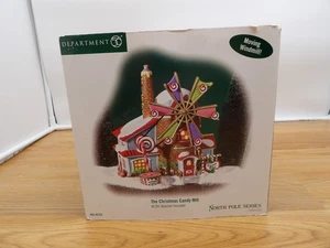 DEPT 56- “THE CHRISTMAS CANDY MILL” SERIE POLO NORD #56762 con MULINO A VENTO MOBILE - Foto 1 di 18