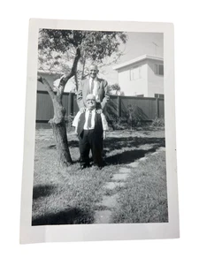 Vintage Photo Black & White 1960s Brothers Friends Dwarf Little Person 3.5" x 5" - Bild 1 von 5