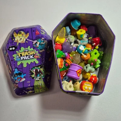Paquete de basura caja de metal y enorme lote de figuras Foto 1 de 4