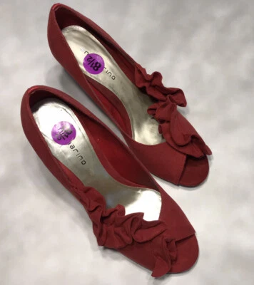 GAMUZA TACONES ALTOS-PEEP TOE-SIN USAR-VOLANTES ÚNICOS EN EL LATERAL-TALLA 8 1/2-COLOR-FRAMBUESA Foto 1 de 4