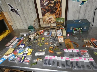 VINTAGE OLD TACKLE BOX FRESHWATER FISHING LURES HOOKS SPOONS PLUGS TACKLE - Image 1 of 4
