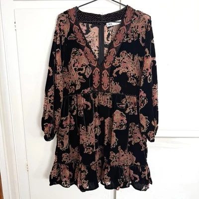 Vestido Zara Mediano Negro Floral Terciopelo Burnout Volantes Capricho Boho Babydoll Foto 1 de 4