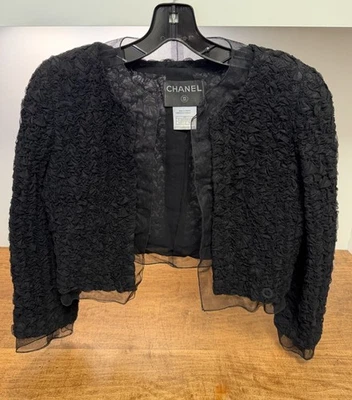 Auténtica chaqueta corta CHANEL Paris elástica, ribete de malla negra, talla 38 Foto 1 de 4