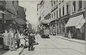 CPA -69- LYON - Grande-Rue de la Croix-Rousse. Foule, commerces et tramway. - Imagen 1 de 1