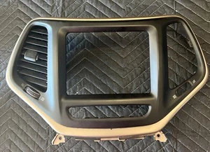 Jeep Cherokee 2015 Navagation Screen Stereo Bezel  - Bild 1 von 5
