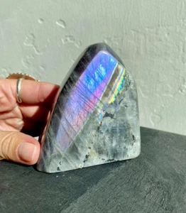 Hochwertiger polierter lila Labradorit Freiform mit spektakulärem Blitz - Bild 1 von 4