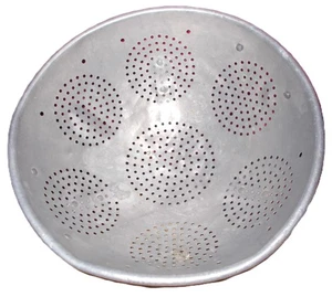 Vintage 3 Legged 12.5" Footed Colander Strainer Aluminum Circle Pattern MCM - Picture 1 of 3