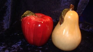 APPLE & PEAR FRUIT SALT & PEPPER SHAKERS ~ Has Stoppers ~ PORCELAIN ~ VGC ~ - Picture 1 of 5