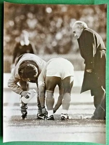 MARADONA CHE SI ALLACCIA LE SCARPETTE -GRANDE R@RIT@' FOTO ORIGINALE - Foto 1 di 2