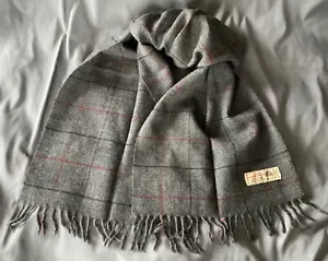 Bufanda con flecos de lana de cordero gris/rojo/negro 60"x 13" BONITA rectangular - Imagen 1 de 4