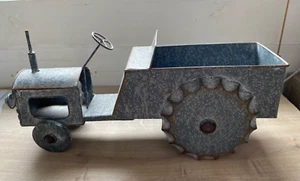 TRACTEUR EN TOLE STYLE JOUET ANCIEN TYPE VEHICULE AMERICAIN TONS GRIS - Foto 1 di 9