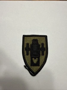 Insegna Patch Spalla Esercito USA Sottomessa Scuola Artiglieria da Campo - Foto 1 di 2