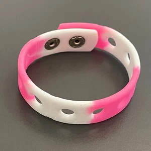 Pulseras de silicona rosa y blanco dijes para zapatos pulseras deportivas - 7" (18 cm) niños - Imagen 1 de 9