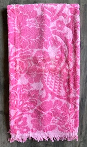 Vintage Mid Century HOT PINK geformtes Badetuch tropische Blumen Schnörkel Fransen - Bild 1 von 5