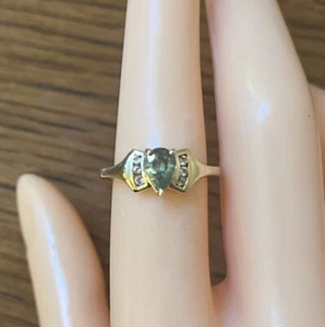Anello peridoto e diamanti a forma di pera oro giallo 9 carati 0,65 carati, taglia Regno Unito N 1/2 - Foto 1 di 5