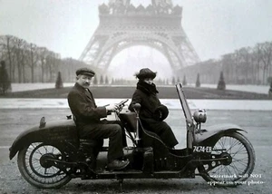 FOTO De Colección de Motocicleta Torre Eiffel París Años 1920 Pareja Bicicleta Debajo de la Torre - Imagen 1 de 2