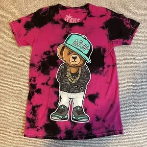 Bailey Apparel Vibes Oso de Peluche Rosa Tie Dye Camiseta - Imagen 1 de 6