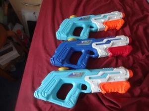Joblot of three pump-action water guns - Picture 1 of 4