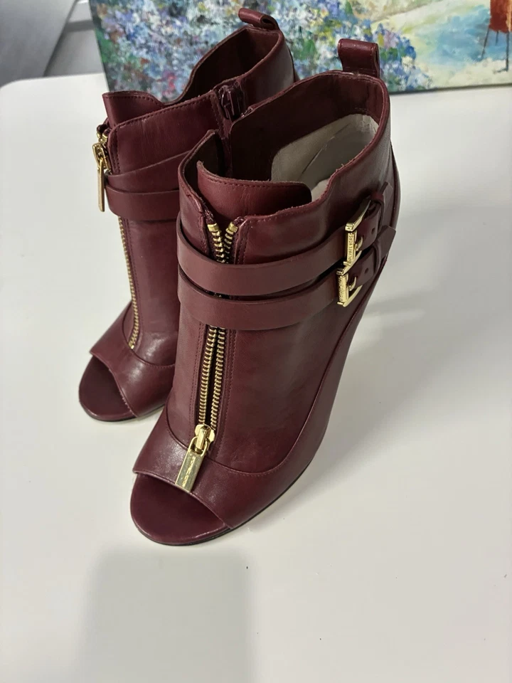 ¡Botines Michael Kors Stiletto Peep Toe! Color vino talla 6,5 Foto 1 de 4