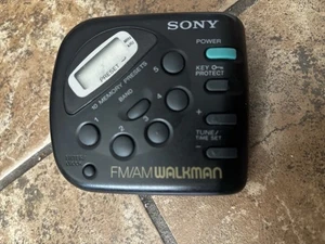 TESTATO! Sony Walkman Radio FM/AM con clip da cintura SRF-M32 con cuffie Sony - Foto 1 di 12