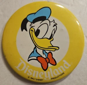Spilla Bottone Disneyland Vintage - Paperino - Walt Disney Productions 3,5" VG - Foto 1 di 2
