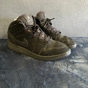 Negro sobre Negro Air Jordan 1's Retro 6Y Streetwear Grunge Patinador Baloncesto Deporte - Imagen 1 de 13