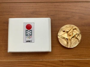 Gedenkmedaille Olympiade Sapporo 1972 Taro Okamoto mit Box Japan - Bild 1 von 7