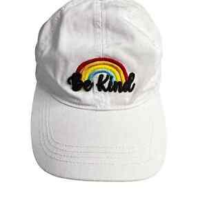 Be Kind David And Young Regulowana biała tęczowa czapka z daszkiem Pride
