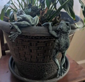 Lot Of 2 Frog Pot Hugger Shelf Sitter Resin Antiqued Green Patina Plant Decor - Picture 1 of 10