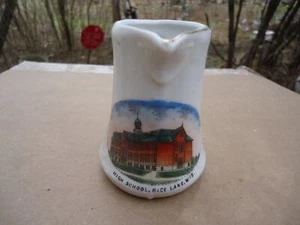ANTIKER REISSEE WISCONSIN MIT SOUVENIR PORZELLAN KRUG HIGH SCHOOL - Bild 1 von 3