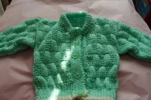 HANDGESTRICKT SCHÖNE BABY MINT/WEISSE BORTE CARDIGAN 0-3 Monate GRÖSSE 16 Ins Neu ohne Etikett - Bild 1 von 4