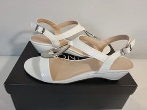 Jones New York Women Carmeyy Ornamented Strappy Wedge Sandal White Size 7.5M - Picture 1 of 4