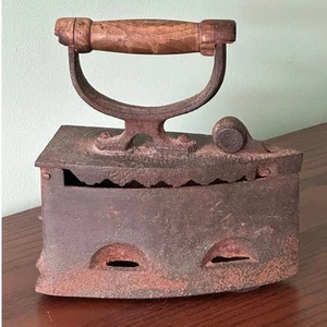 Antiguo mango de madera de latón triste carbón hierro patrón floral  - Imagen 1 de 11