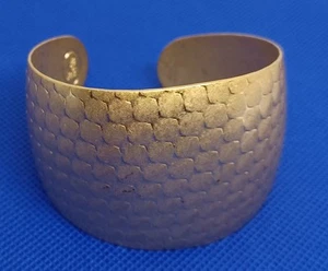Vintage Armband Lia Sophia goldfarben breit Manschette Wabenmuster - Bild 1 von 5
