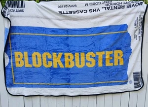 Blockbuster Video Film Horror VHS Custodia Pile Peluche Morbido Lancio Coperta Bioworld - Foto 1 di 8