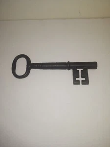 Vintage Large Cast Iron Skeleton Key 7.5 inches Long Good Condition Decorative - Picture 1 of 8