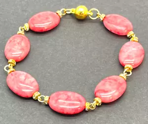 Pulsera tono dorado con piedras preciosas de rodocrosita rosa con espaciadores de cristal y tono dorado - Imagen 1 de 7