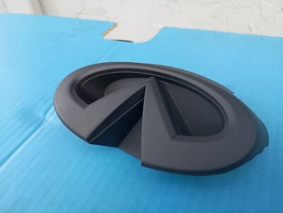 Infiniti M35 M45 2008-2010 negro parrilla delantera emblema logotipo OEM usado 62890 EJ70B Foto 1 de 4
