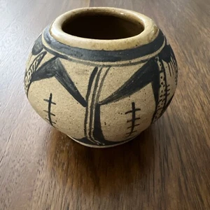 Antico PENTOLA CERAMICA originale FATTO A MANO NATIVI AMERICANI HOPI firmata dall'artista 1980 - Foto 1 di 13