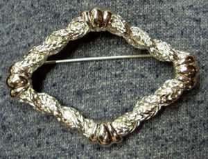 Spilla vintage Estate Jewelry MONET in metallo tono argento ~ 2" L x 1 3/8" H - Foto 1 di 5