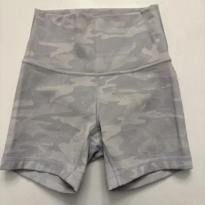 Lululemon Wunder Under Bike Shorts 4,5" Ribbed Alpine White Camo Size 2 - Bild 1 von 10