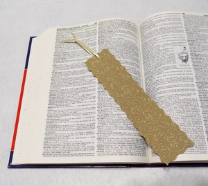 Bookmark Fabric or Cloth Light Brown or Tan with Swirls Beige Ribbon Handmade - Imagen 1 de 3