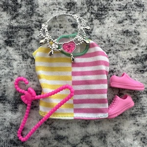 Lote de accesorios de ropa para muñeca Barbie colgar collar zapatos rosas a rayas - Imagen 1 de 6