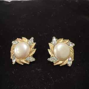 Orecchini Vintage Corona Trifari Giallo Cupola Alta Finta Perla Strass Clip On - Foto 1 di 10