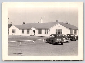 Fotografía encontrada vintage familia coches antiguos edificio - Imagen 1 de 2