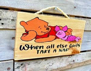 Letrero de madera pintado a mano Winnie the Pooh "Cuando todo lo demás falla toma una siesta" - Imagen 1 de 4
