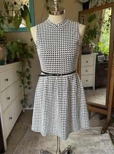 Vestido Rewind para mujer talla grande blanco y negro sin mangas texturizado - Imagen 1 de 10
