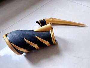 Anime BLEACH Soi Fon Cosplay Prop Braccio Artiglio Festa Bracciali Armatura Accessori Nuovo - Foto 1 di 6